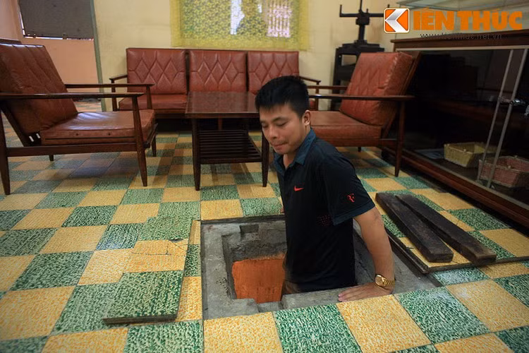 Căn hầm của ngôi nhà dài 2,2 m, ngang 1,8 m, sâu 1,7 m, có lối xuống nằm ở ngay phòng khách, là nơi cất trữ nhiều đạn dược vũ khí, thuốc men phục vụ các chiến dịch của lực lượng biệt động.