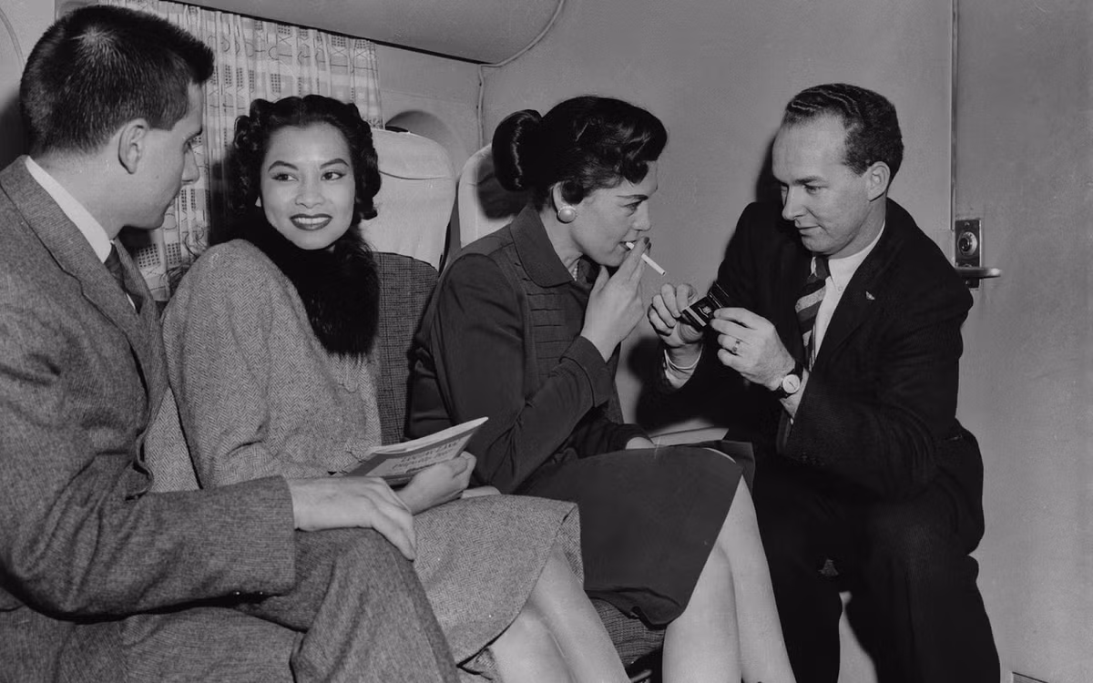 6. Thoái mái hút thuốc trên máy bay. Vào thập niên 1950, hút thuốc lá là điều được phép trong chuyến bay, nhưng lại bị cấm ở sân bay do người ta sợ điều này ảnh hưởng đến an toàn khi tiếp nhiên liệu cho máy bay.