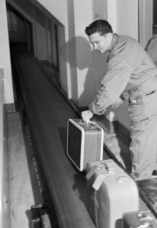  10. Thủ tục nhận hành lý ký gửi rườm rà hơn. Nhân viên sân bay sẽ sắp xếp hành lý ký gửi trên quầy và hành khách chỉ vào hành lý của mình để được trao lại. Và đừng quên khoản tiền tip cho người nhân viên này.