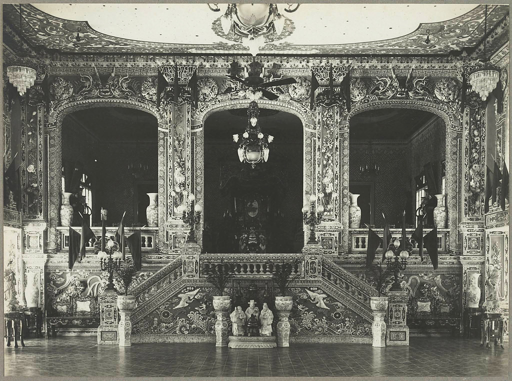 Bên trong nhà hát Cửu Tư Đài, một công trình nằm trong khuôn viên cung An Định, nay không còn.