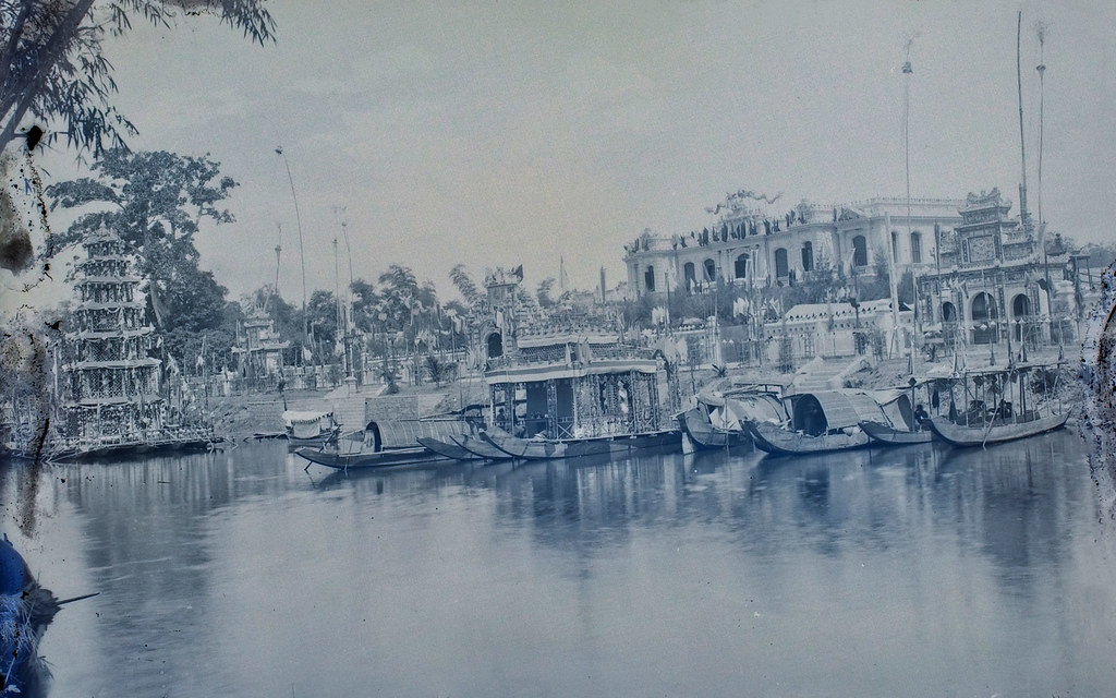 Thuyền bè trên sông An Cựu, phía xa là cung An Định, thập niên 1920. Sau Cách mạng tháng Tám 1945, gia đình cựu hoàng Bảo Đại đã chuyển từ Hoàng cung qua sống tại cung An Định.