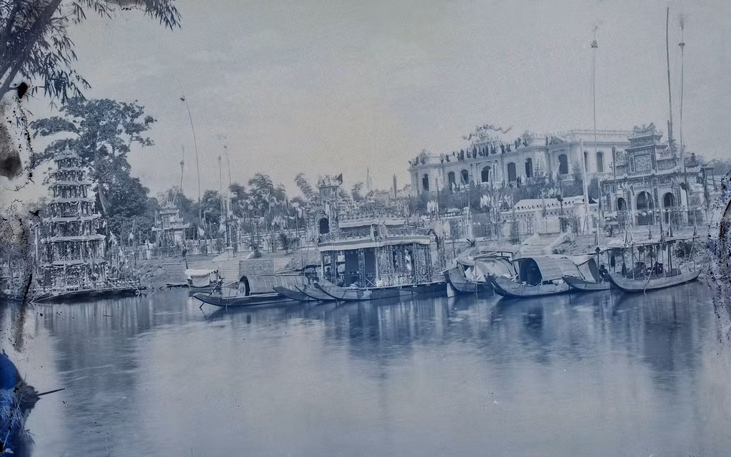 Thuyền bè trên sông An Cựu, phía xa là cung An Định, thập niên 1920. Sau Cách mạng tháng Tám 1945, gia đình cựu hoàng Bảo Đại đã chuyển từ Hoàng cung qua sống tại cung An Định.