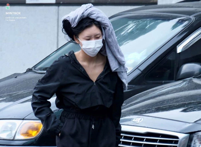 Xuất hiện trước nhà đài KBS để chuẩn bị cho chương trìnhMusic Bank,Hwasa trông vẫn kỳ lạ khi tiếp tục để khăn quấn trên đầu. Cộng đồng mạnh nhanh chóng chế bức ảnh này với nhiều câu nói đùa khác nhau, ví dụ như: "Khi bạn đang gội đầu nhưng phải vội đến trường"... Ảnh:Channels.