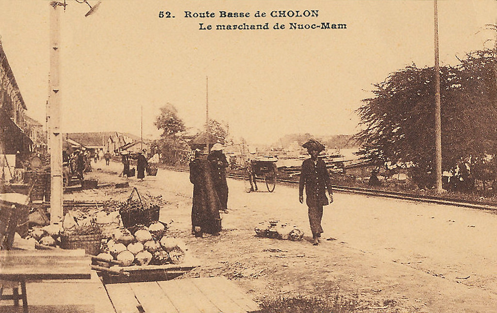 Quầy bán nước mắm bên đường Dưới (Route Basse) ở Chợ Lớn xưa.