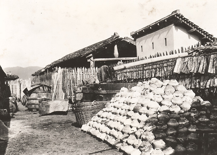 Khung cảnh tại một cơ sở sản xuất nước mắm ở Phước Hải, Vũng Tàu, trước năm 1954.