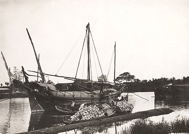 Ghe chở tĩn nước mắm trên rạch Tàu Hủ, Sài Gòn - Chợ Lớn năm 1931.