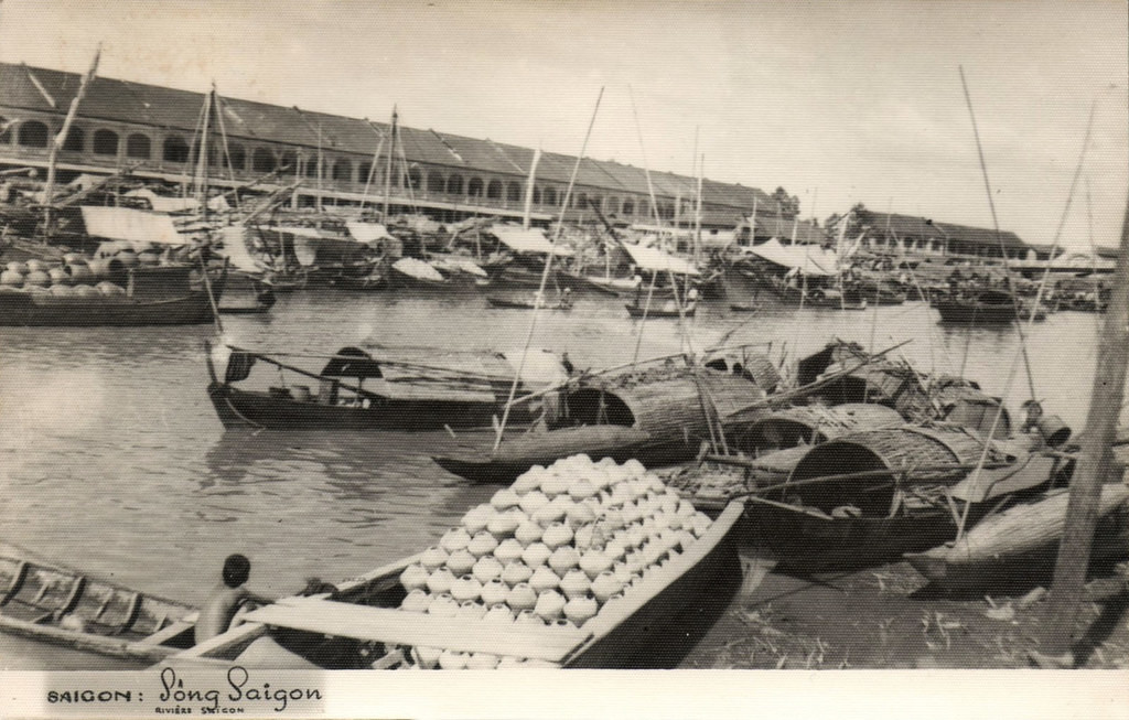 Ghe chở tĩn neo đậu ở bến thuyền chợ Cầu Ông Lãnh trên rạch Bến Nghé, Sài Gòn đàu thế kỷ 20.