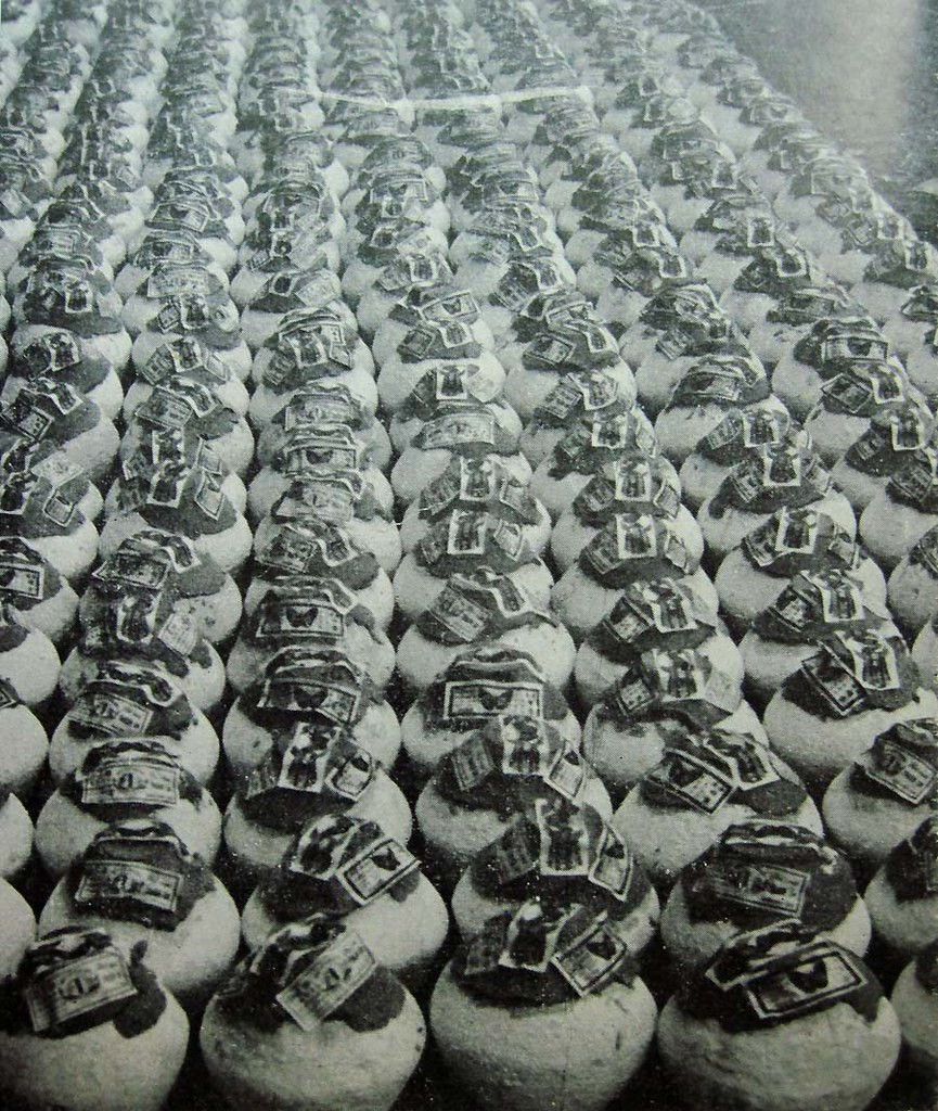 Hình ảnh tĩn nước mắm Nam Bộ xuất hiện trong sách "Vietnam d'hier et aujourd'hui" (Việt Nam của ngày hôm qua và hôm nay), xuất bản năm 1956. Ngày nay, hình ảnh những tĩn nước mắm bằng sành chỉ còn là ký ức, khi chúng đã được thay thế bằng can nhựa tiện dụng hơn rất nhiều. Mời quý độc giả xem video: Đi tìm Tết Việt. Nguồn: VTC14.