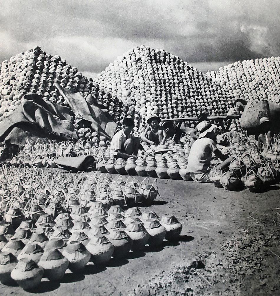 Trong bức ảnh này, hàng nghìn tĩn nước mắm được xếp như những "kim tự tháp Ai Cập" thu nhỏ.