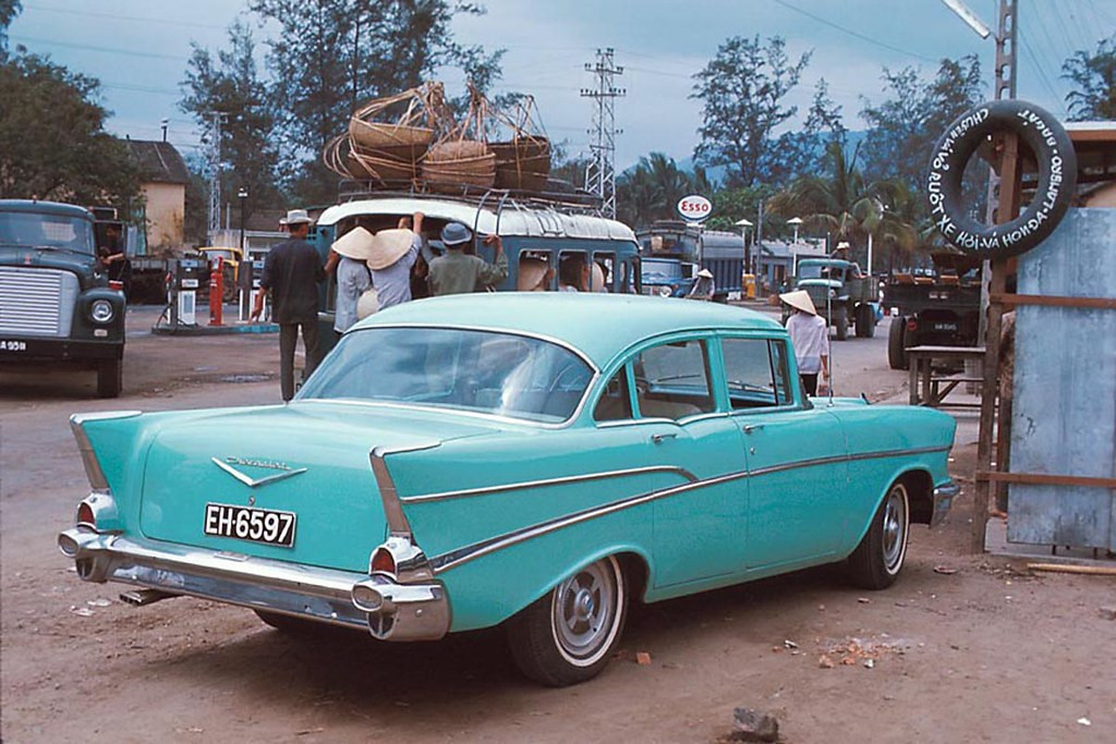 Khung cảnh tại bến xe của thị xã.