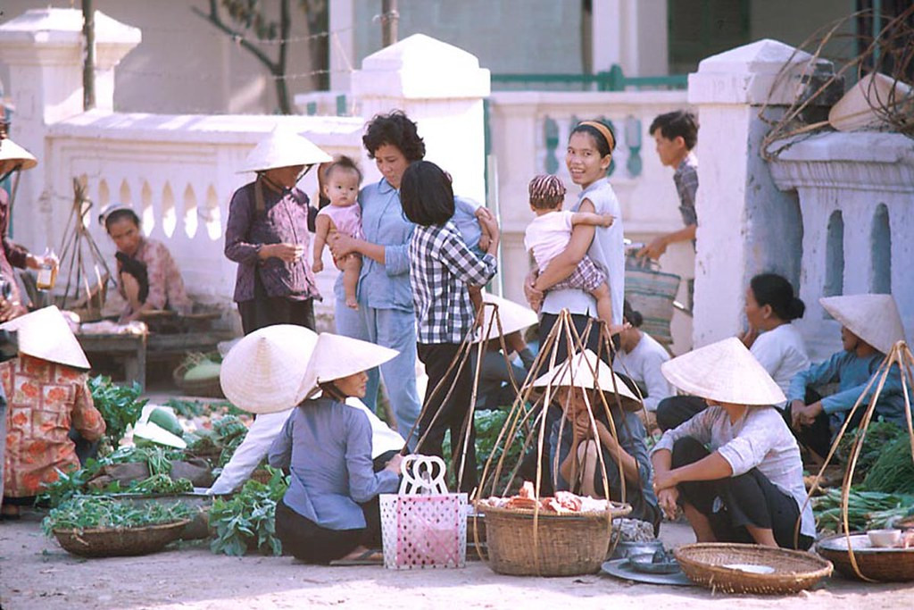 Khung cảnh nhộn nhịp tại chợ cóc vỉa hè Nha Trang.