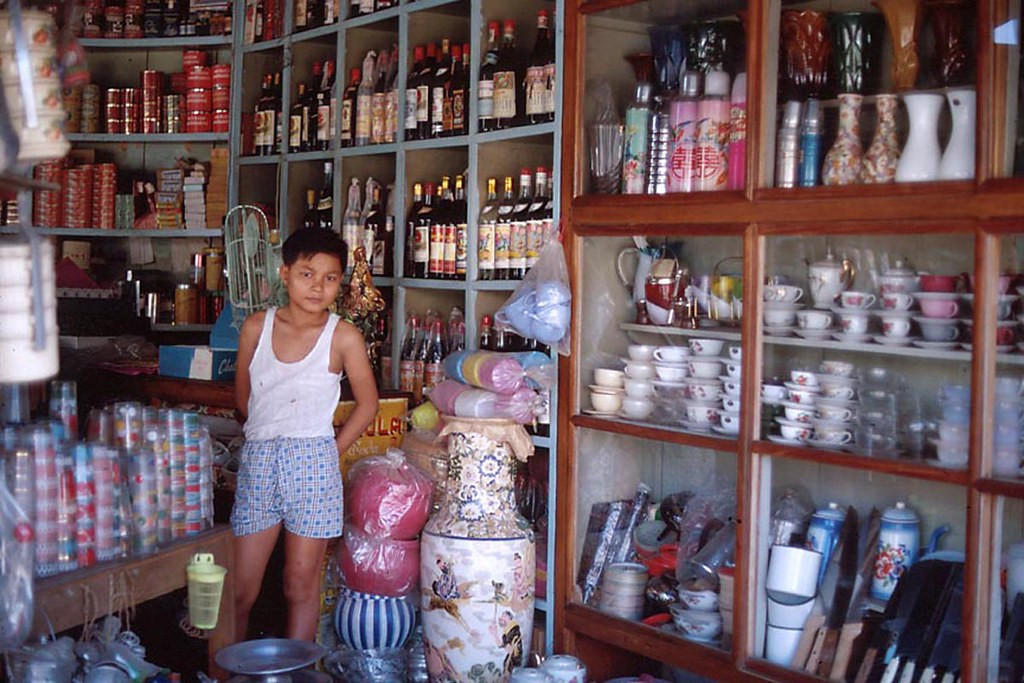 Cậu bé trông coi cửa tiệm tạp hóa ở Nha Trang.