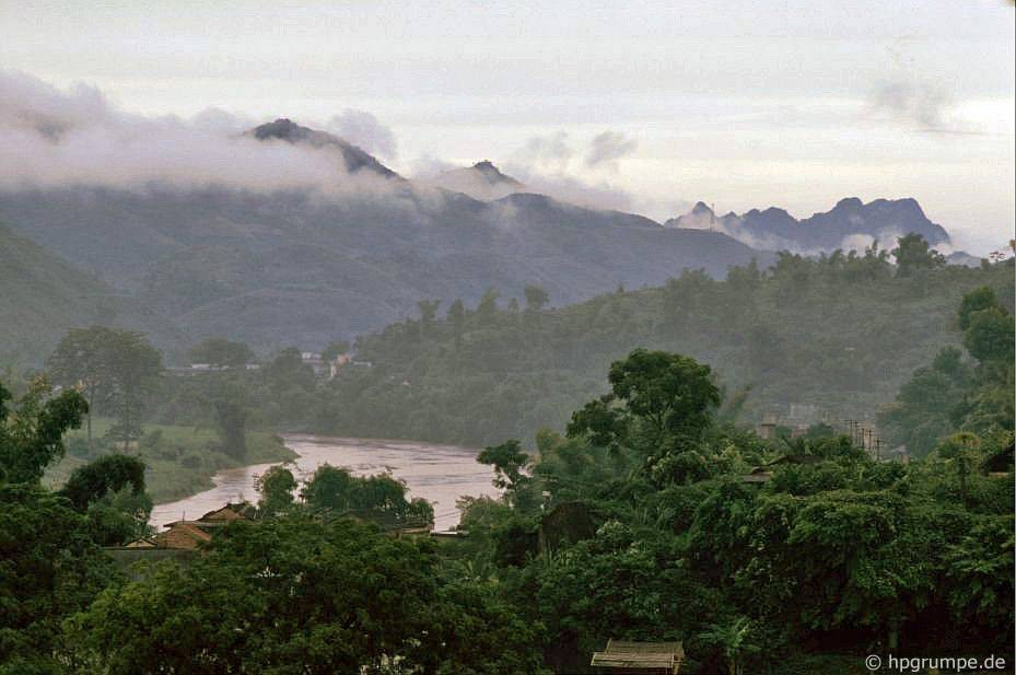 Mây trắng bay trên những đỉnh núi gần thị xã Cao Bằng.