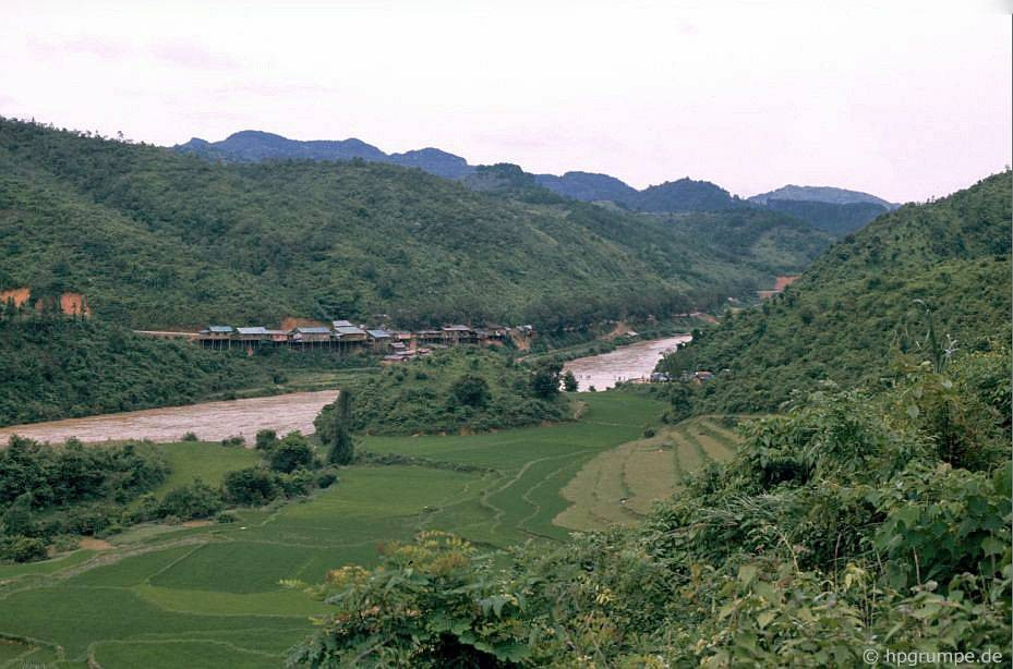 Một bản làng với khoảng 20 nóc nhà bên bờ sông Quây Sơn.