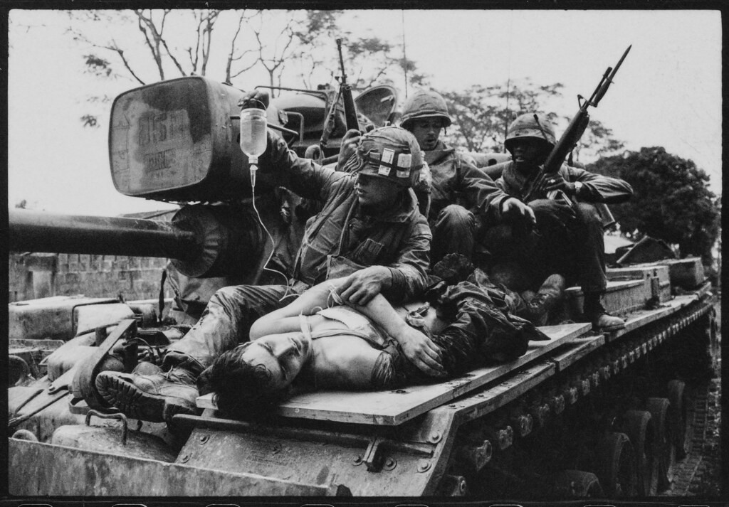 Blaine được chuyển về tuyến sau bằng xe tăng.