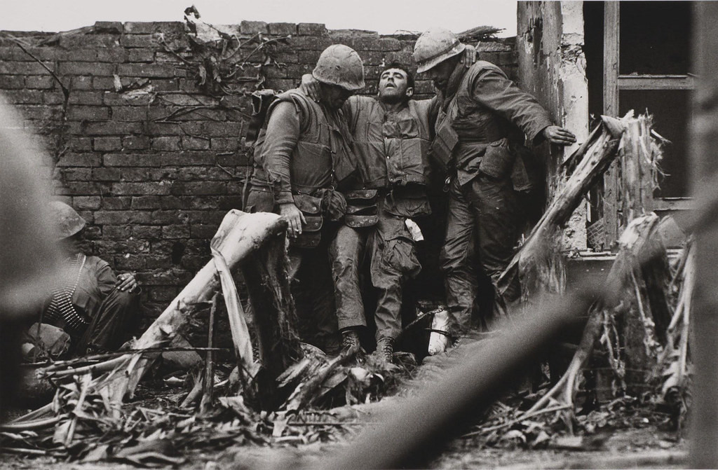 Vẻ đau đớn của một lính thủy quân lục chiến Mỹ khi trúng đạn bắn tỉa vào đùi.