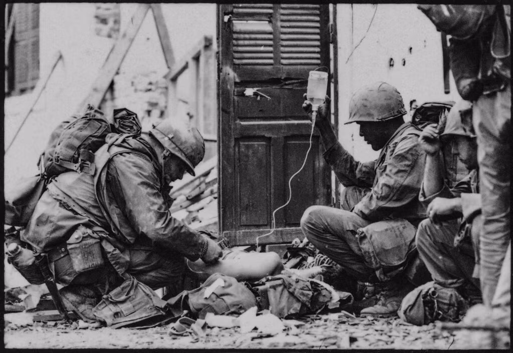 Người lính tên Blaine bị đạn xuyên qua ngực, được đồng đội cấp cứu tại chỗ.