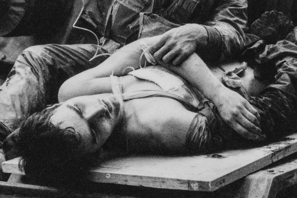 Blaine nằm trên xe tăng. Không lâu sau đó, anh này đã chết vì vết thương quá nặng.