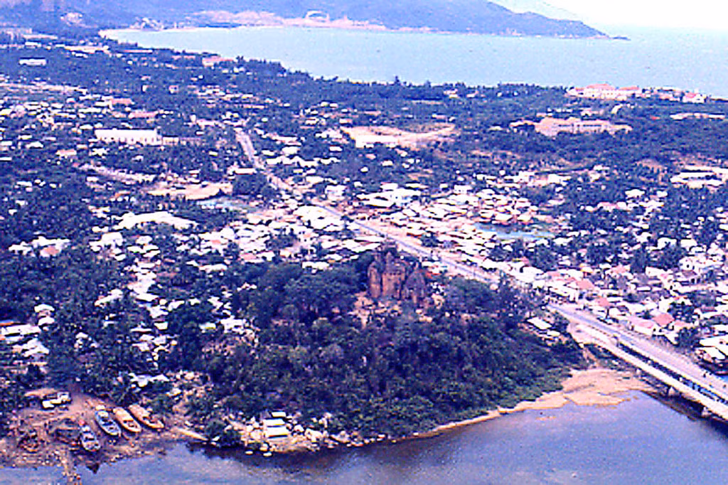 Khu vực trung tâm thị xã Nha Trang với tháp Chăm Po Nagar trên ngọn đồi bên sông Cái.