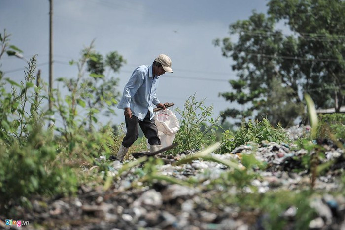 Năm 2015, nhà máy bảo trì lần đầu, dự kiến bảo trì trong 2 tháng, nhưng 6 tháng mới hoàn thành và mượn quỹ đất khoảng 2,5 ha để trữ rác. Tuy nhiên, đến nay phần rác tồn chưa xử lý xong, còn hàng nghìn tấn trong và ngoài khuôn viên nhà máy. Trong ảnh là một người dân sống bằng nghề lượm ve chai ở bãi rác lộ thiên chưa được xử lý của công ty.