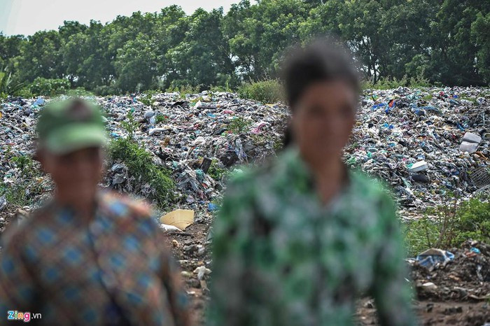 Các bãi rác này hiện chất đống và bốc mùi hôi thối ảnh hưởng tới cuộc sống người dân xung quanh.