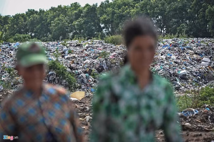 Các bãi rác này hiện chất đống và bốc mùi hôi thối ảnh hưởng tới cuộc sống người dân xung quanh.