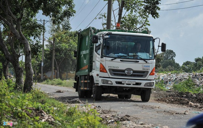 Năm 2018, Nhà máy xử lý rác thải TP.Cà Mau từng vướng “lùm xùm” liên quan việc không tuân thủ quy trình xử lý rác thải. Quy trình đúng là rác thải qua máy xé, đưa lên băng tải chọn lọc phế liệu (mang đi tái chế). Tiếp theo, rác qua sàng lọc để phân loại rồi chuyển ra 3 loại là rác đem đốt, chôn lấp và phần còn lại là vào ống sinh hóa, ủ vi sinh để sản xuất phân compost. Nhưng thực tế cho thấy rác sau khi qua sàng lọc để phân loại đã không chuyển đi 3 hướng theo quy định mà chỉ chạy qua ống sinh hóa, tách lọc rồi dùng xe chuyển vào nhà kho.