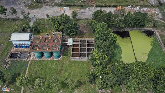 Ông Lý bị cáo buộc lợi dụng chính sách hỗ trợ theo Nghị định 04/2009 của Chính phủ về ưu đãi, hỗ trợ hoạt động bảo vệ môi trường để lập hồ sơ thanh toán, chiếm đoạt tiền Nhà nước tại một số hạng mục xây dựng. Trong ảnh là hệ thống xử lý nước thải trong nhà máy hiện đã xuống cấp và bốc mùi hôi.