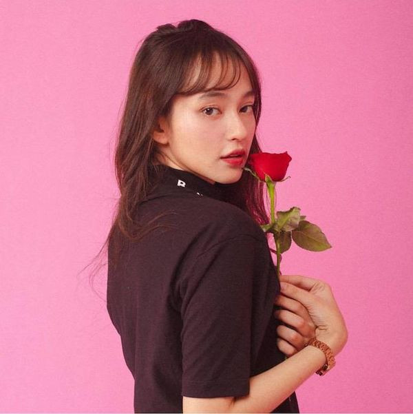 Indah Kusumaningrum(25 tuổi) được mọi người biết đến qua cuộc thi Hoa hậu Indonesia 2014 khi đại diện cho tỉnh miền trung Sulawesi dự thi và lọt top 15. Cô còn đạt giải hoa khôi Olympic năm 2010, á khôi Miss Beauty With Purpose.