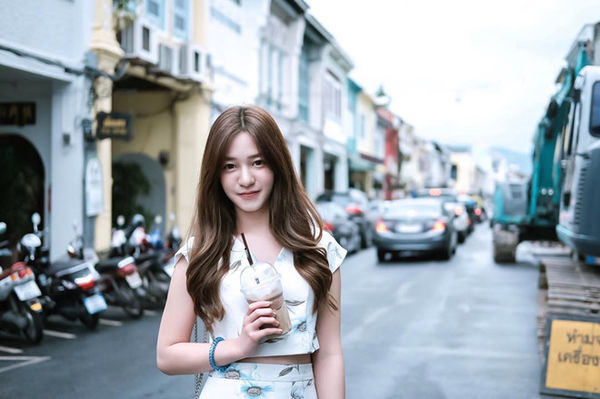 Ngay từ khi đi học, Toeyprim đã nhận được nhiều lời mời tham gia làm mẫu ảnh nhờ vào ngoại hình xinh đẹp của mình. Cô còn bén duyên sang kinh doanh thời trang và gặt hái nhiều thành công.