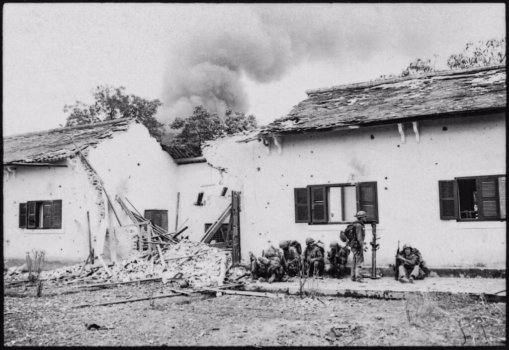 Một nhóm lính Mỹ đang cứu thương cho đồng đội của mình bên ngoài một khu nhà đổ nát do bom đạn trong chiến sự Mậu Thân.