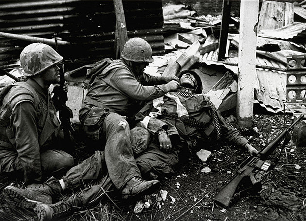 Lính Mỹ tháo quân phục của đồng đội để tiến hành cấp cứu.