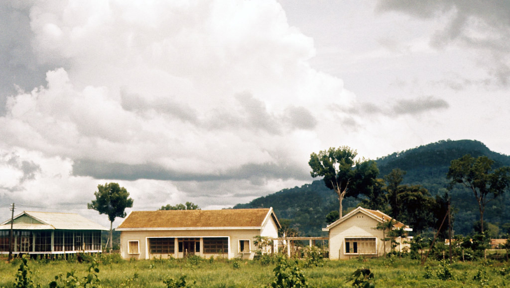 Một góc thị xã Phước Long với núi Bà Rá - một thắng cảnh nối tiếng vùng Đông Nam Bộ - ở phía xa.