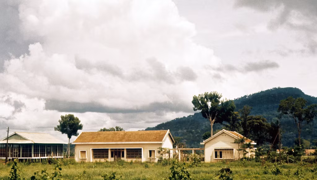 Một góc thị xã Phước Long với núi Bà Rá - một thắng cảnh nối tiếng vùng Đông Nam Bộ - ở phía xa.