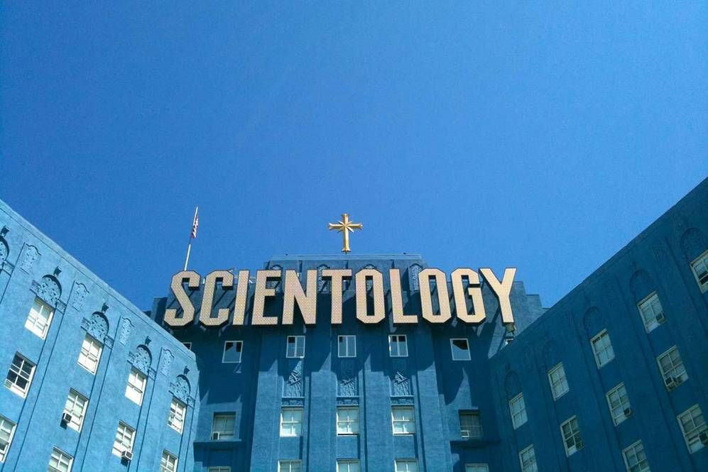 Cốt lõi niềm tin của giáo phái Scientology là tâm hồn con người luôn bị cản trở bởi những ký ức tiêu cực tồn tại trong kiếp trước và điều này khiến họ không thể tận hưởng cuộc sống hiện tại.