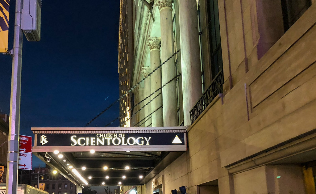 Scientology chính thức được công nhận là một tôn giáo tại Mỹ, Australia, Italia, Tây Ban Nha, Bồ Đào Nha, Thụy Điển và Đài Loan. Trong khi đó, ở một số quốc gia khác như Pháp, Đức, New Zealand có nhiều tranh cãi xoay quanh việc công nhận tính hợp pháp của Scientology.