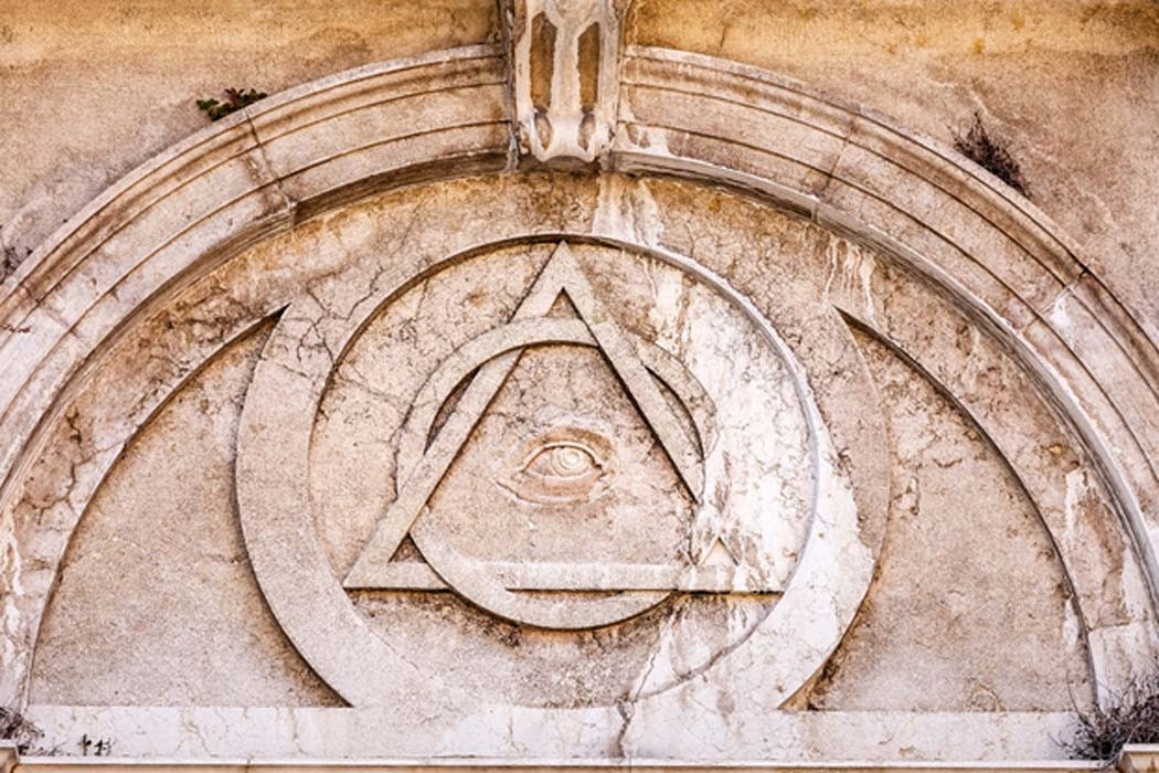 Về sau này, từ "Illuminati" đề cập đến nhiều tổ chức khác nhau tự nhận hoặc bị gán cho là có liên hệ với hội Illuminati ban đầu hoặc các hội kín tương tự, cho dù những sự liên hệ này không được xác thực.