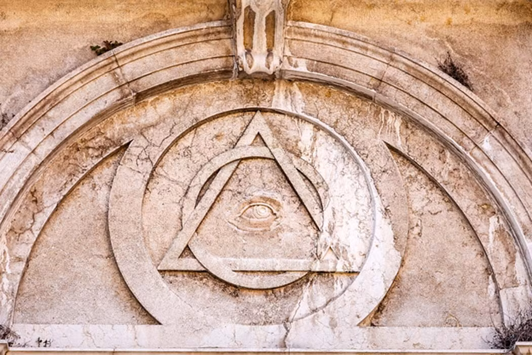 Về sau này, từ "Illuminati" đề cập đến nhiều tổ chức khác nhau tự nhận hoặc bị gán cho là có liên hệ với hội Illuminati ban đầu hoặc các hội kín tương tự, cho dù những sự liên hệ này không được xác thực.