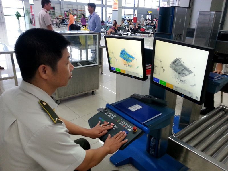 Cam Macbook Pro len may bay, viec kiem tra an ninh se ra sao?