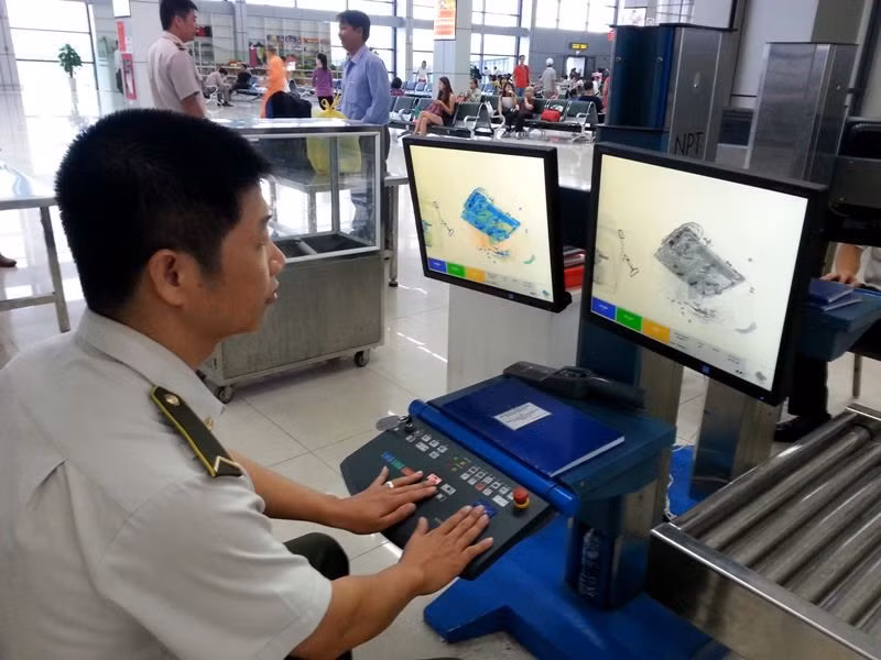 Cam Macbook Pro len may bay, viec kiem tra an ninh se ra sao?