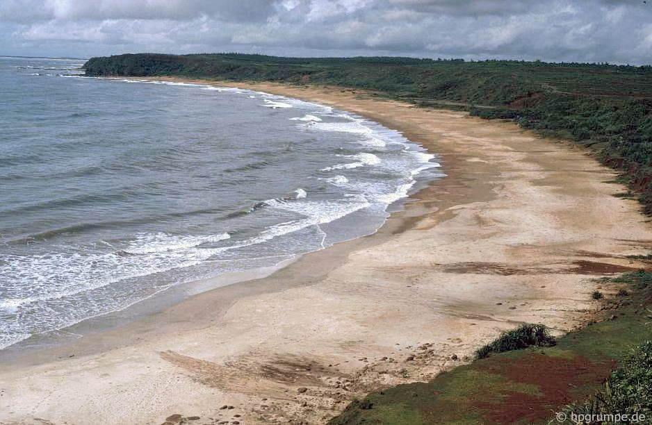 Sau một hành trình khó khăn, mọi người cũng đến được địa đạo Vịnh Mốc. Trong ảnh là bái biển trải dài không một bóng người bên địa đạo.