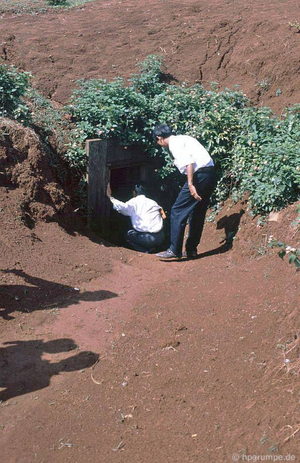 Các vị khách chui xuống một cửa hầm để khám phá di tích nổi tiếng thời kháng chiến chống Mỹ. Địa đạo Vịnh Mốc nằm ở phía Bắc sông Bến Hải, được quân và dân địa phương xây dựng trong suốt những năm 1965-1972 nhằm chống lại các cuộc tấn công của kẻ thù.