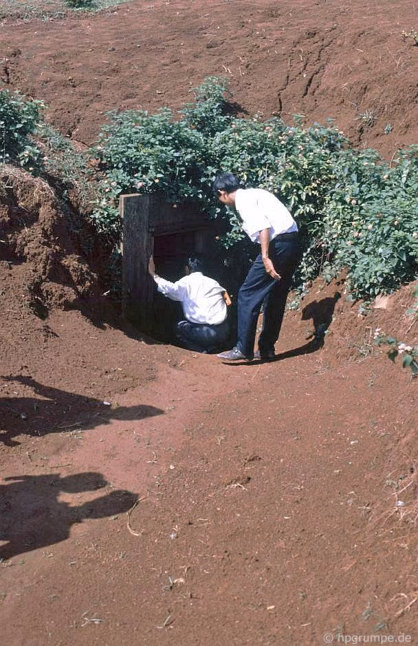 Các vị khách chui xuống một cửa hầm để khám phá di tích nổi tiếng thời kháng chiến chống Mỹ. Địa đạo Vịnh Mốc nằm ở phía Bắc sông Bến Hải, được quân và dân địa phương xây dựng trong suốt những năm 1965-1972 nhằm chống lại các cuộc tấn công của kẻ thù.