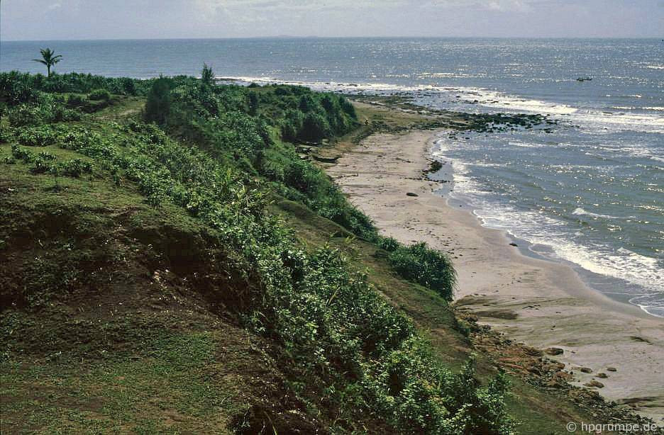 Cảnh quang hoang sơ nhìn từ một mỏm đồi phía trên địa đạo.