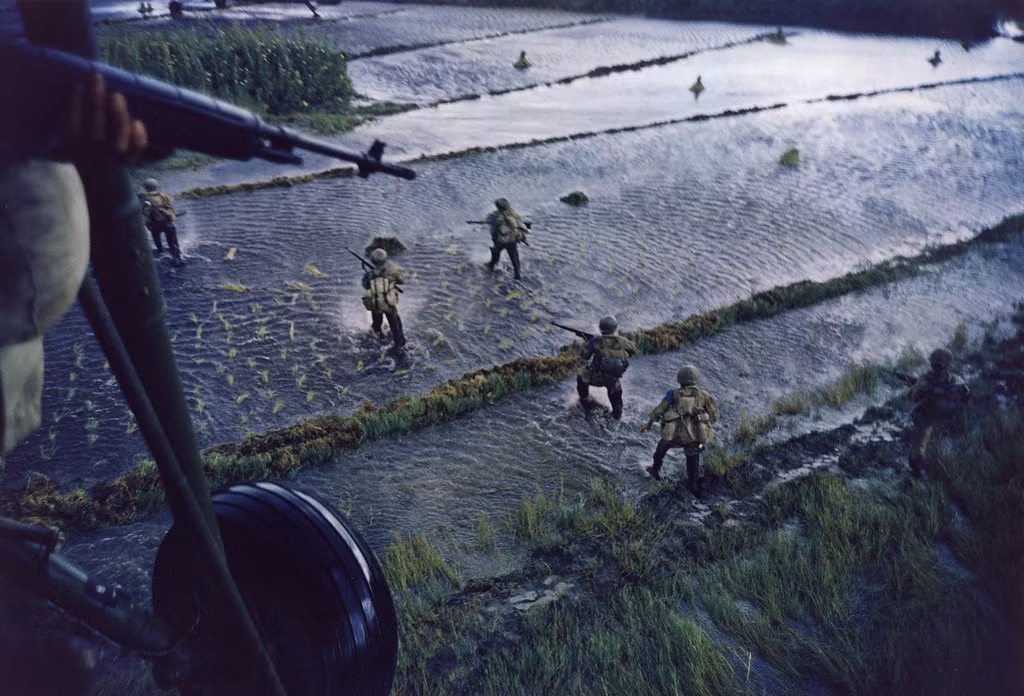 Lính Mỹ đổ bộ từ trực thăng xuống ruộng lúa trong một chiến dịch ở đồng bằng sông Cửu Long.