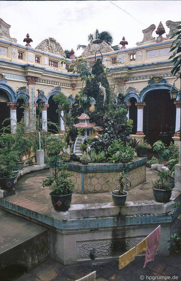 Khoảng sân trời phía sau chính điện chùa Vĩnh Tràng.