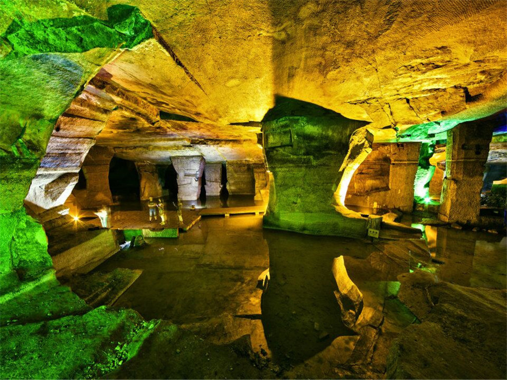 Nhiều hình ảnh khắc trên đã được tìm thấy ở hang động Hoa Sơn. Những tác phẩm cổ nhất có niên đại tới 1.600 năm, trong khi gần nhất là 690 năm.