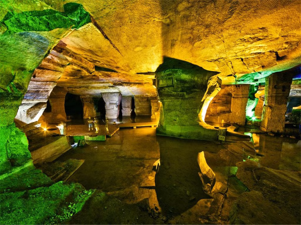 Nhiều hình ảnh khắc trên đã được tìm thấy ở hang động Hoa Sơn. Những tác phẩm cổ nhất có niên đại tới 1.600 năm, trong khi gần nhất là 690 năm.