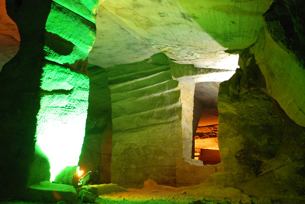 Bên trong hang Qingliang, người ta tìm thấy một cây cầu bằng đá và nhiều lối đi dẫn tới các hang khác nhau.