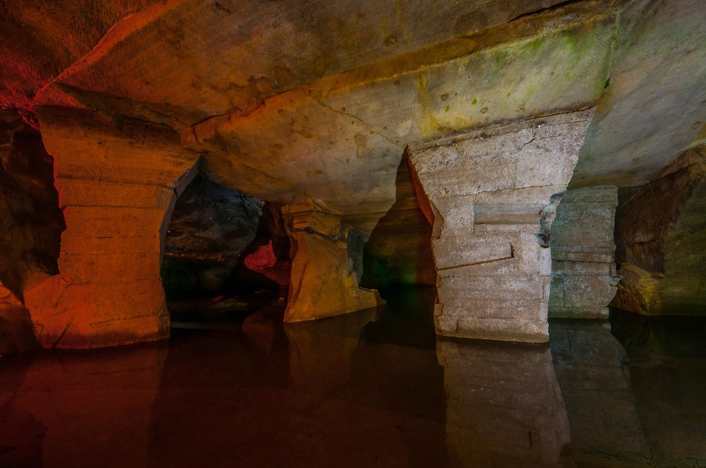 Cũng có những giả thuyết khác được cho là hấp dẫn hơn, ví dụ như các hang động này là mộ hoàng tộc bị lãng quên, hoặc một khu dân cư trong lòng đất.